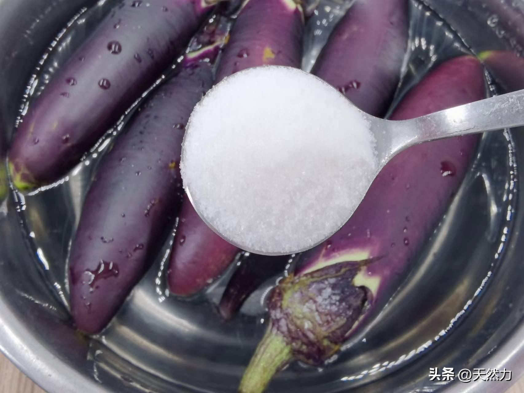咸鱼茄子煲怎么做才香才好吃(咸鱼茄子煲怎么做好吃又简单)插图3