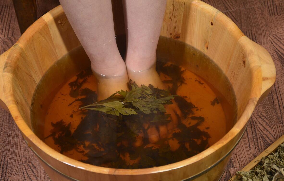 泡脚有什么禁忌(泡脚有什么好处和坏处)插图
