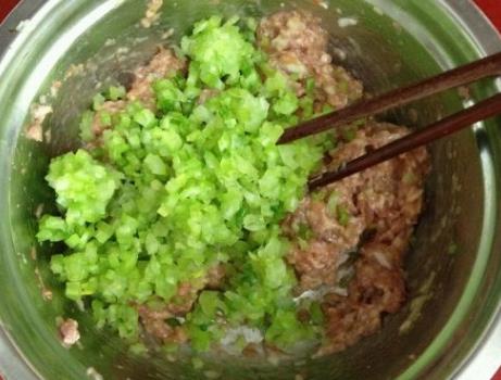 芹菜猪肉饺子这样调馅(芹菜猪肉饺子怎么调馅)插图3