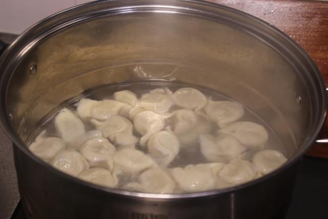 煮饺子时凉水下锅还是热水下锅(煮冻饺子冷水下锅还是开水下锅)插图3