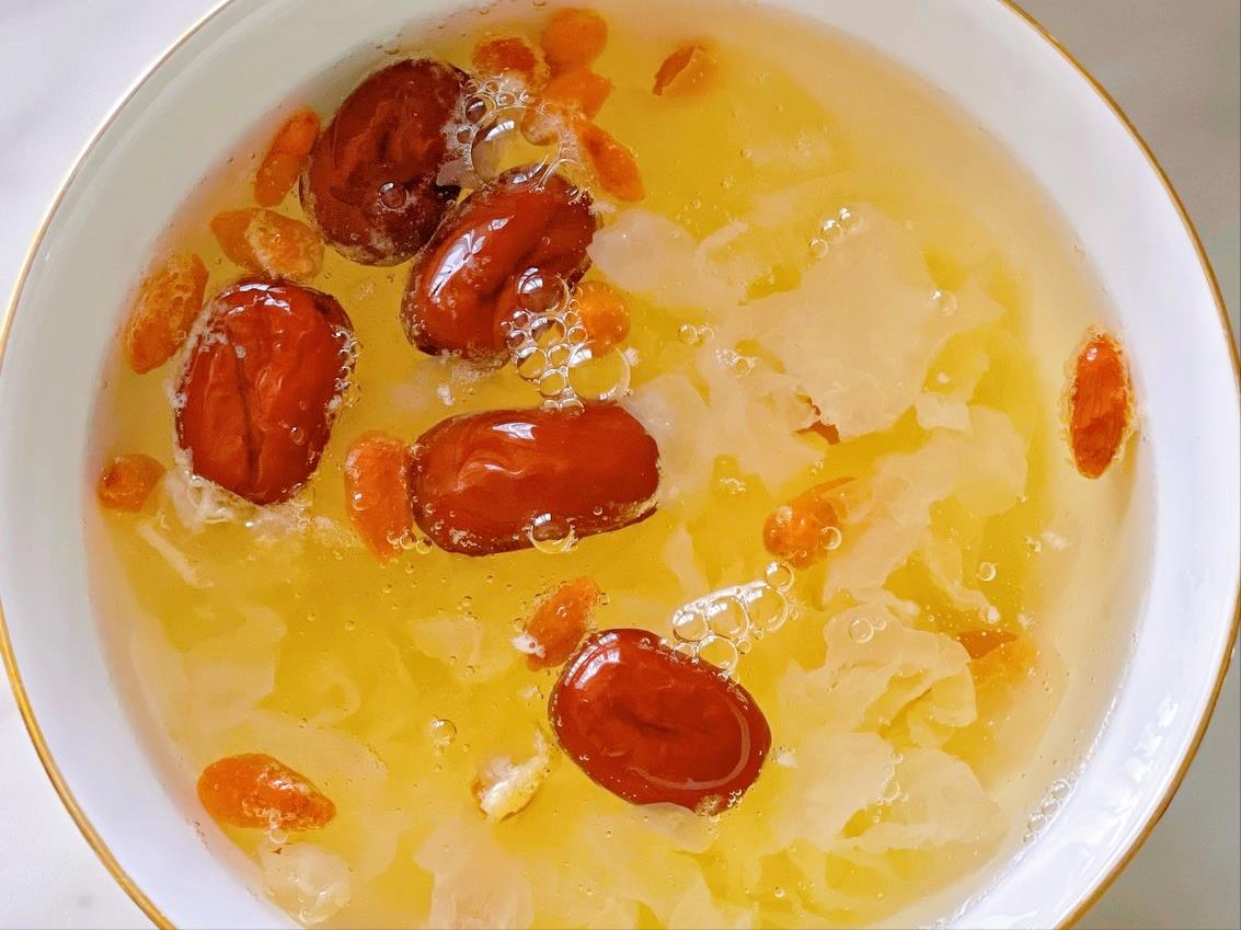 如何将银耳汤熬的浓稠(银耳汤怎样熬制才浓稠一点)插图1