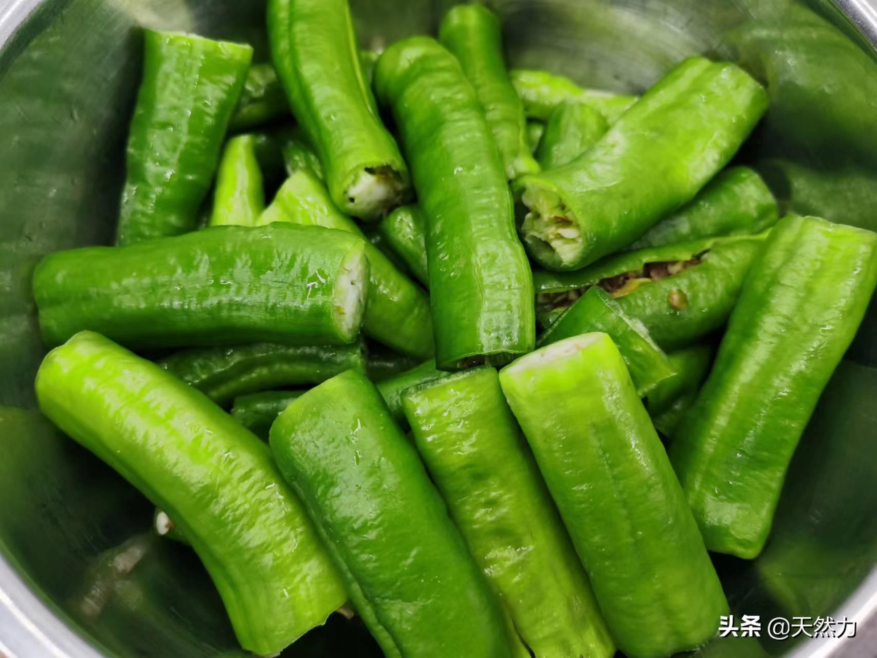 擂辣椒皮蛋怎么做好吃(擂辣椒皮蛋做法怎么调味)插图4