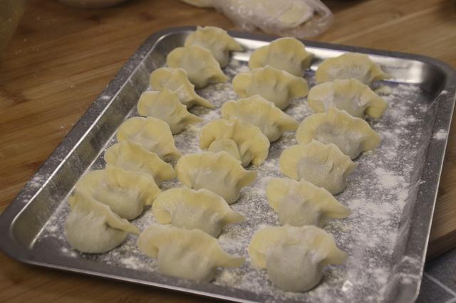 煮饺子时凉水下锅还是热水下锅(煮冻饺子冷水下锅还是开水下锅)插图1