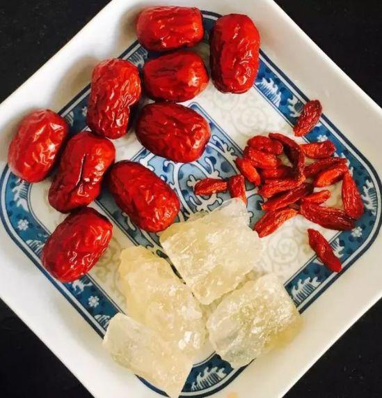 银耳汤怎么煮才好喝(银耳汤怎么做才粘稠)插图4