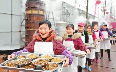 吃饭时有哪些讲究和注意事项呢(吃饭的礼节和注意事项)