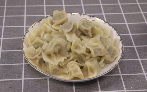 煮饺子时凉水下锅还是热水下锅(煮冻饺子冷水下锅还是开水下锅)