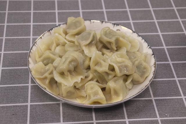 煮饺子时凉水下锅还是热水下锅(煮冻饺子冷水下锅还是开水下锅)插图