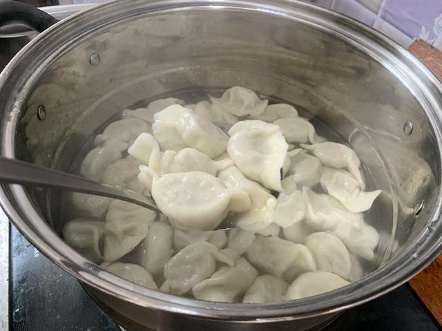 煮饺子时凉水下锅还是热水下锅(煮冻饺子冷水下锅还是开水下锅)插图4