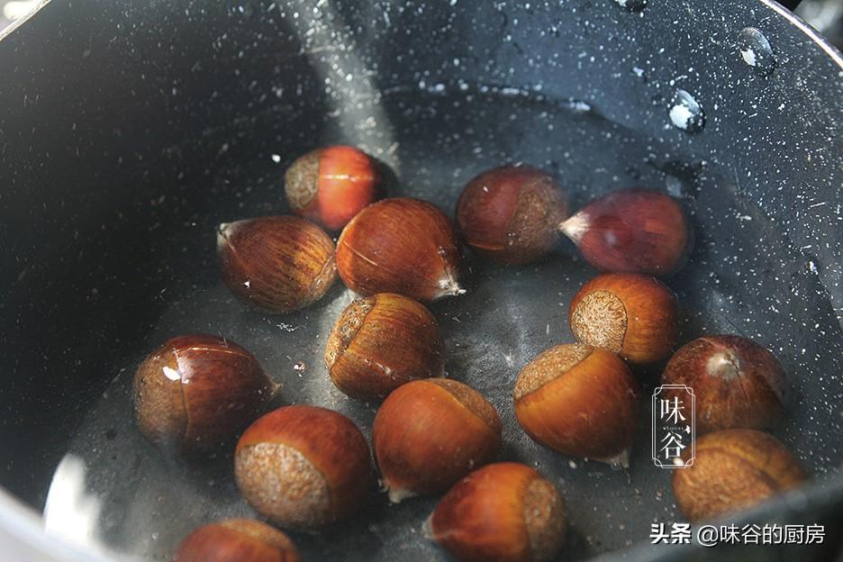 板栗去壳怎么煮好剥皮(煮生板栗怎么好剥皮小妙招)插图4