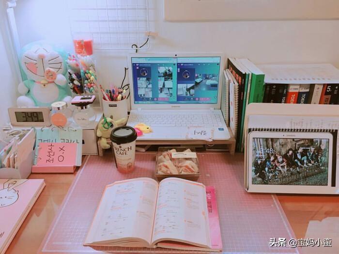 女生书桌怎么布置(女生书桌怎么布置学霸)插图2
