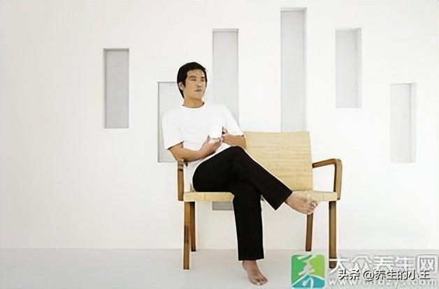 为什么有的人爱翘二郎腿(为什么有的人翘不了二郎腿)插图2