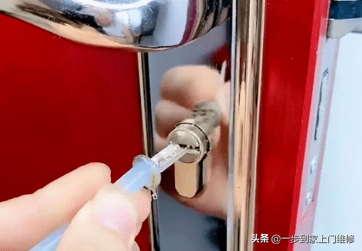 钥匙断在锁孔里怎么办(钥匙断在锁孔里怎么取出来)插图1