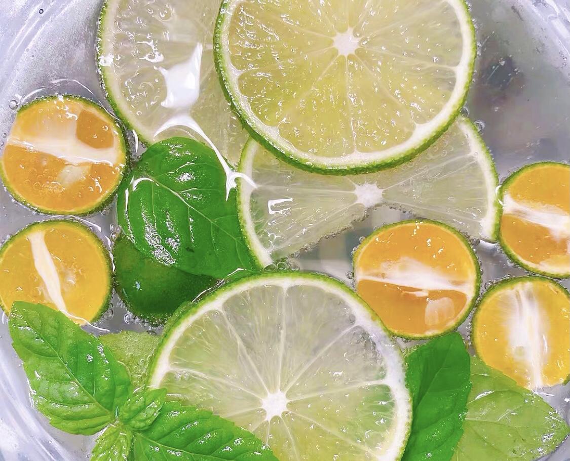 泡柠檬水用开水还是冷水(柠檬用热水还是冷水泡)插图2