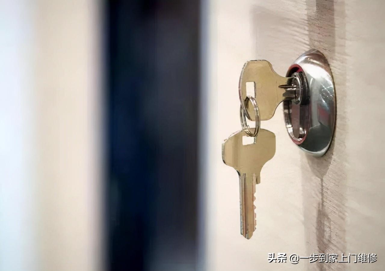 钥匙断在锁孔里怎么办(钥匙断在锁孔里怎么取出来)插图