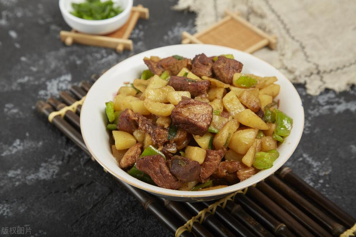 土豆红烧肉怎么做好吃不油腻软烂(土豆红烧肉怎么烧才好吃)插图1