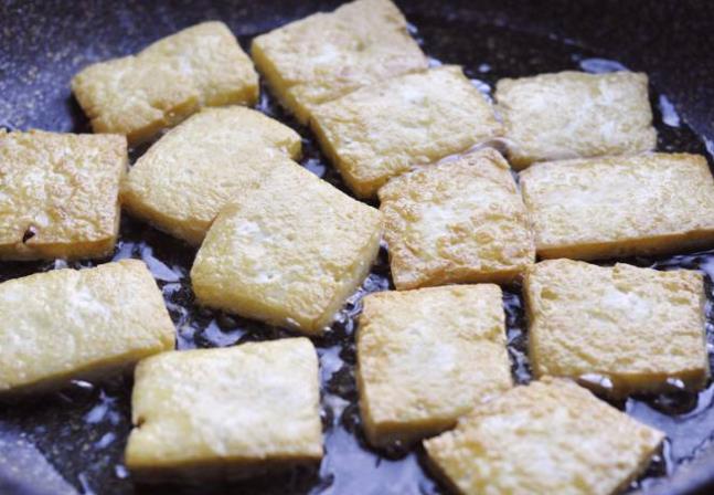西红柿烧豆腐怎么烧好吃(西红柿烧豆腐怎么做才好吃)插图1