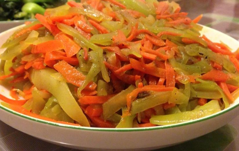 胡萝卜炒莴笋丝家常做法窍门(胡萝卜莴笋丝炒肉家常做法)插图2
