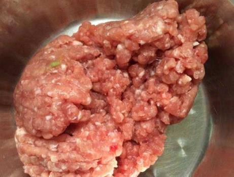 芹菜猪肉饺子这样调馅(芹菜猪肉饺子怎么调馅)插图1