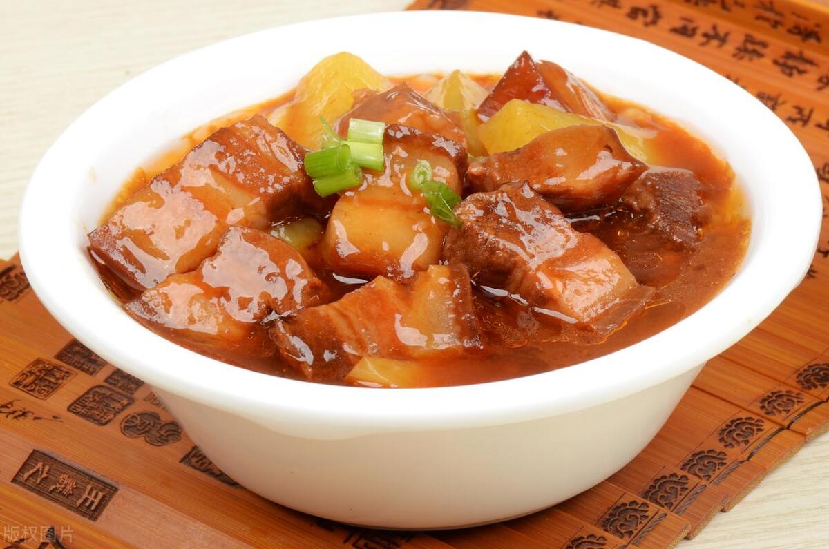 土豆红烧肉怎么做好吃不油腻软烂(土豆红烧肉怎么烧才好吃)插图2