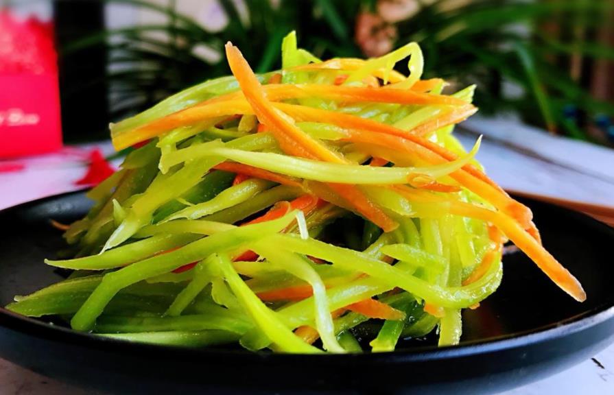 胡萝卜炒莴笋丝家常做法窍门(胡萝卜莴笋丝炒肉家常做法)插图