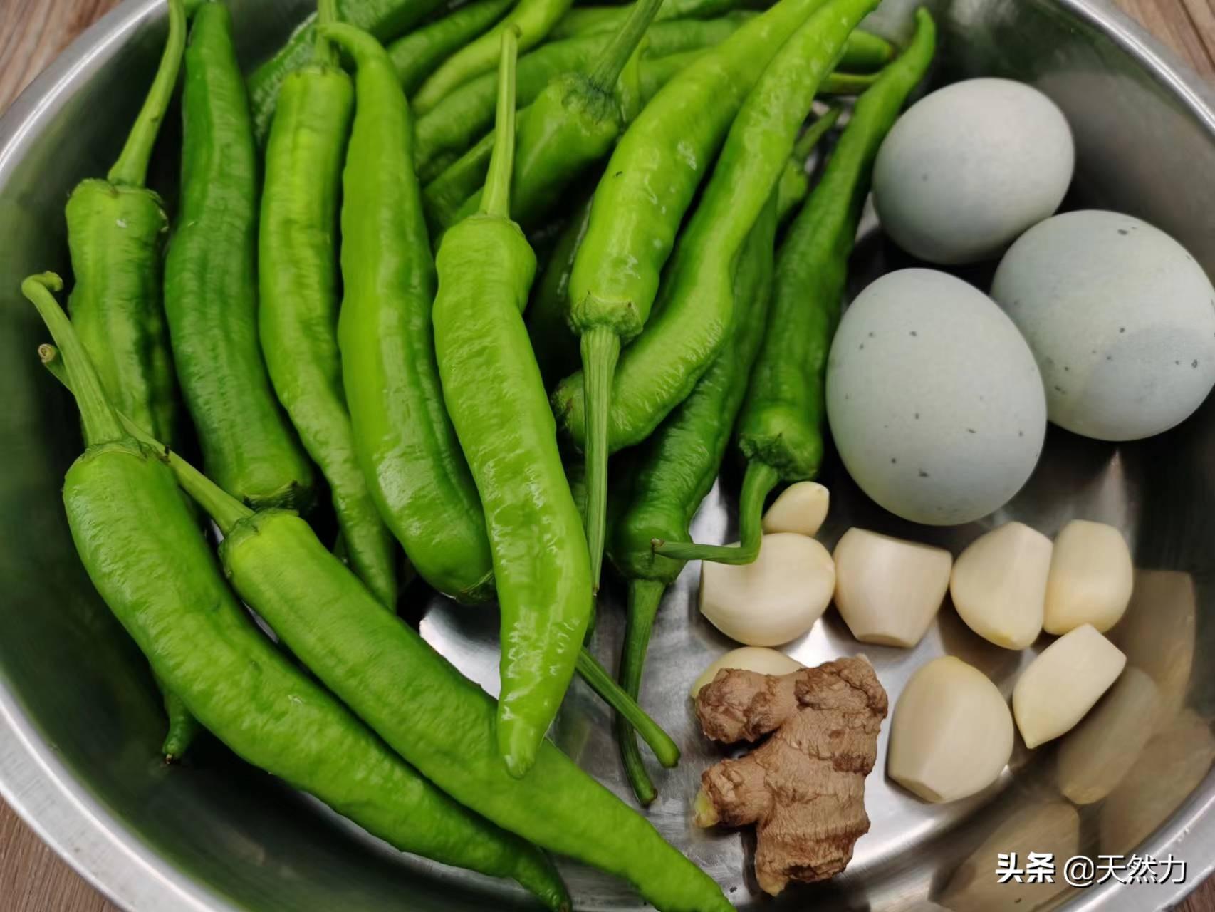 擂辣椒皮蛋怎么做好吃(擂辣椒皮蛋做法怎么调味)插图2