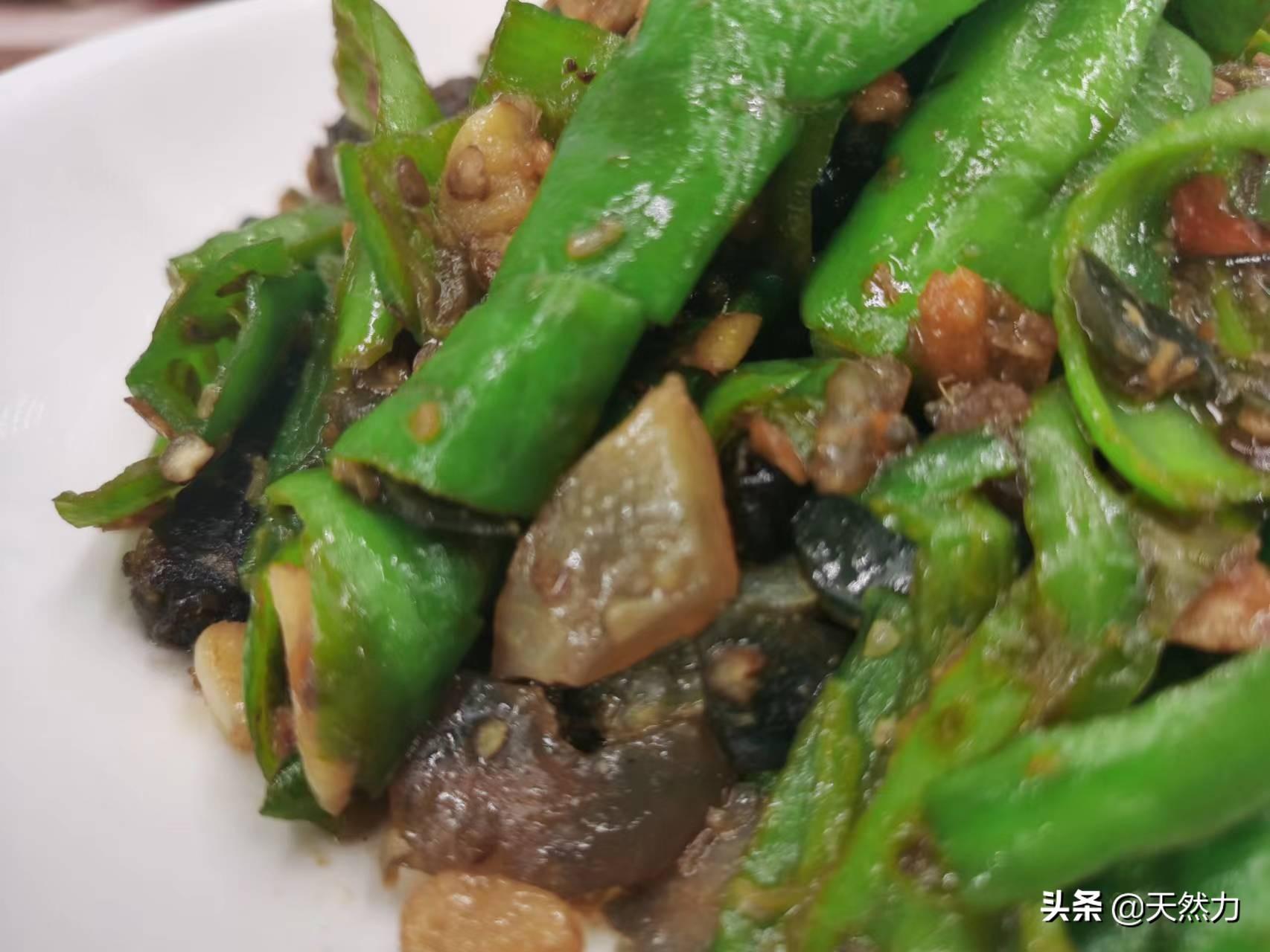 擂辣椒皮蛋怎么做好吃(擂辣椒皮蛋做法怎么调味)插图1