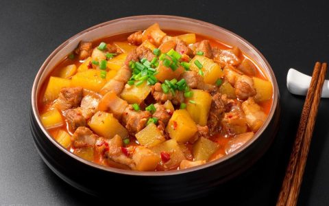 土豆红烧肉怎么做好吃不油腻软烂(土豆红烧肉怎么烧才好吃)