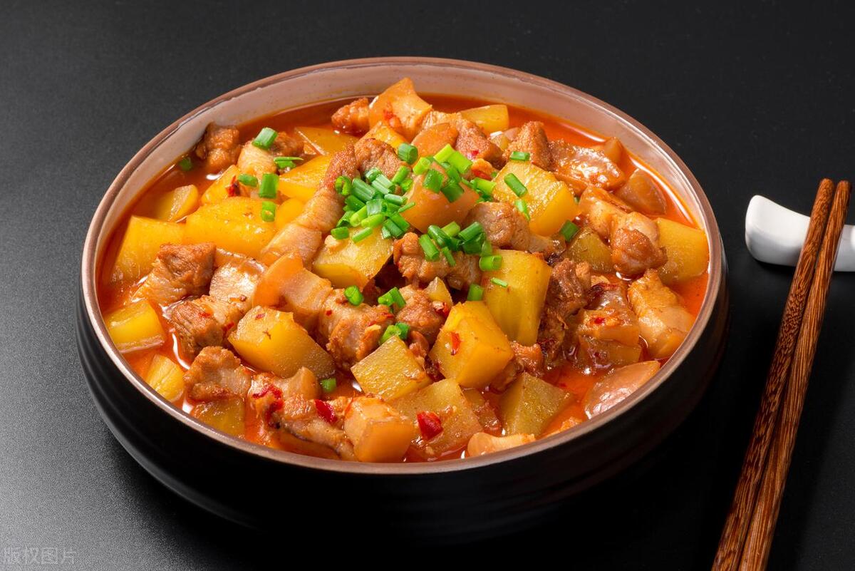 土豆红烧肉怎么做好吃不油腻软烂(土豆红烧肉怎么烧才好吃)插图