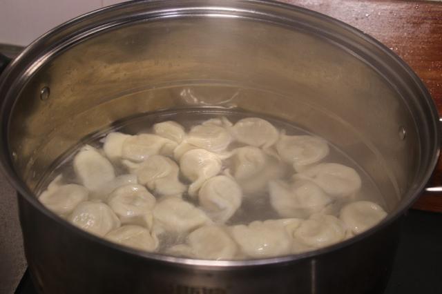 煮饺子时凉水下锅还是热水下锅(煮冻饺子冷水下锅还是开水下锅)插图2