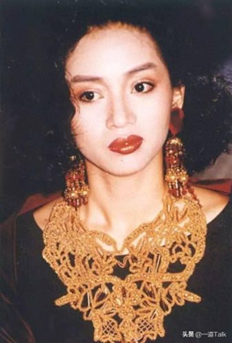 全国十大优秀女歌手排行榜(戴眼镜的女歌手)插图12