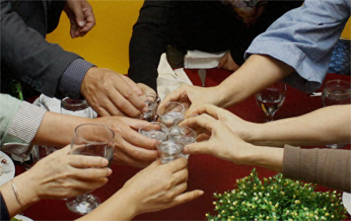 十大喝酒游戏排行榜前十名(扑克牌贴头上喝酒游戏)插图3