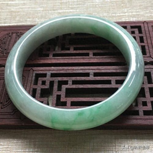 十大轻奢玉手镯排行榜最新(哪种人不适合戴玉手镯)插图5