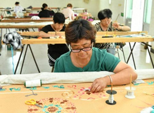 河北十大服装厂排行榜图片(河北皮草品牌十大排行榜)插图2