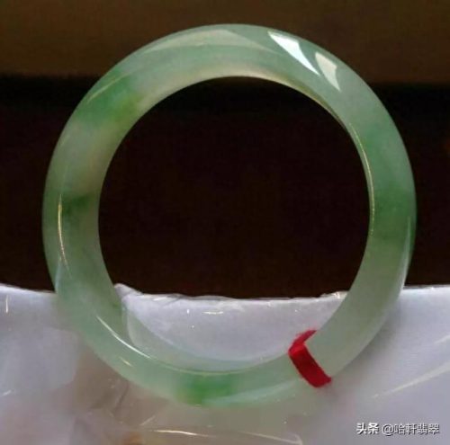 十大轻奢玉手镯排行榜最新(哪种人不适合戴玉手镯)插图9