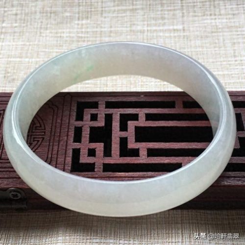 十大轻奢玉手镯排行榜最新(哪种人不适合戴玉手镯)插图6