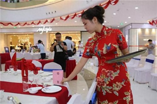 中国餐饮服务员排名前十(餐饮女服务员工作服)插图