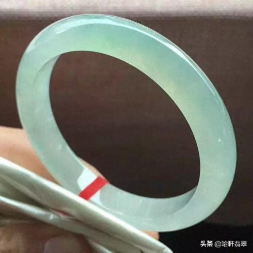 十大轻奢玉手镯排行榜最新(哪种人不适合戴玉手镯)插图7