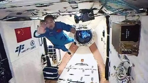 在太空中生活的趣事有哪些(太空生活中的趣事包括哪些)插图3