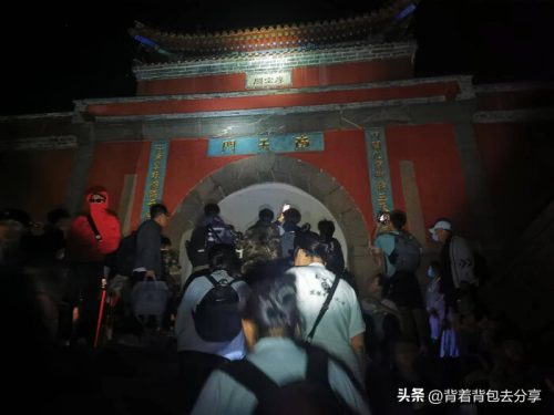 晚上登泰山最全攻略及注意事项(夜爬泰山旅游攻略,以及注意事项)插图3
