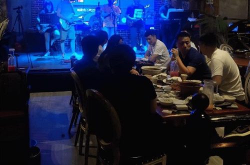 酒吧桌面游戏(酒吧游戏各种玩法)插图1