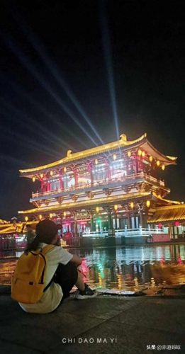 某年某月许诺(抖音最火歌曲某年某月某一天原唱)插图1