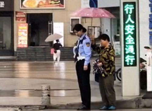 大妈为雨中默哀的女交警撑伞(大妈为交警撑伞小说)插图1