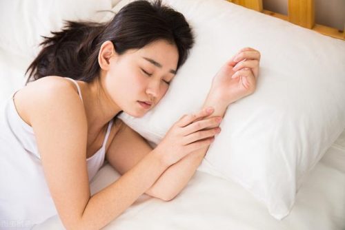 什么睡姿对骨骼好(哪种睡姿不伤体态)插图