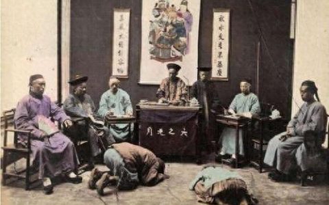 打屁屁图片(趴着被打表情包)