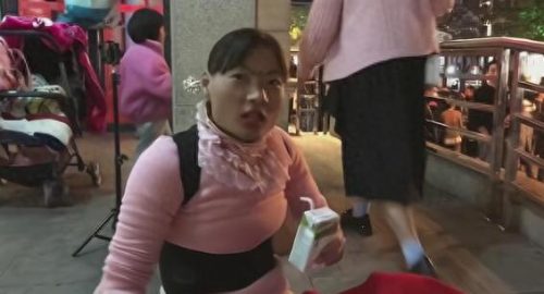 流浪女桥下产子(上海高颜值流浪女)插图7