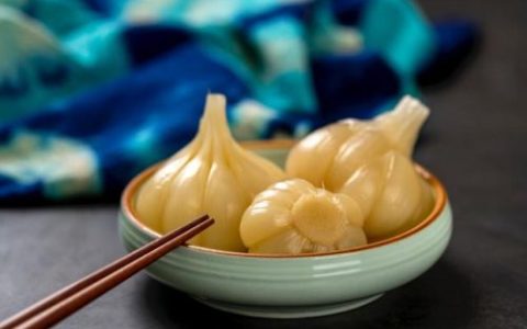 糖醋蒜的比例10-7-2-1(10斤蒜几斤水几斤白醋多少糖)