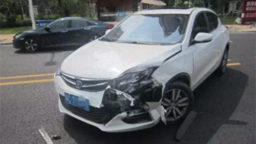 新车上牌撞两豪车(合资车撞豪车事件)插图2
