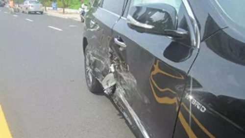 新车上牌撞两豪车(合资车撞豪车事件)插图5
