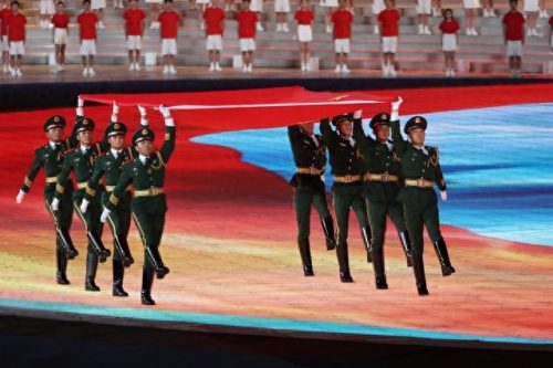 升国旗奏国歌！这一刻让人心动(升国旗奏国歌落泪瞬间)插图1