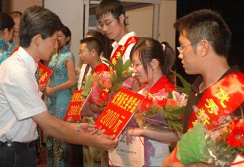 励志奖学金排名前十(优秀励志奖学金标准)插图1